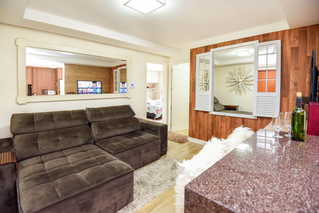 Apartamento para alugar no centro de Gramado RS - sala ampla com sofá