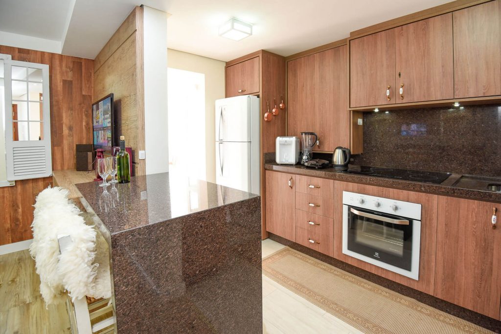 Apartamento para alugar no centro de Gramado RS - cozinha integrada